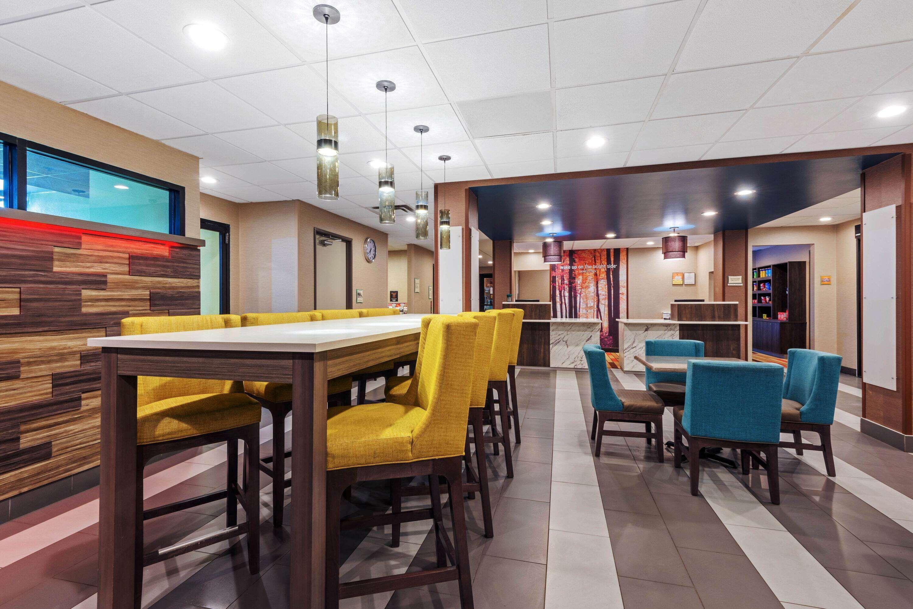 La Quinta By Wyndham Jamestown Bagian luar foto
